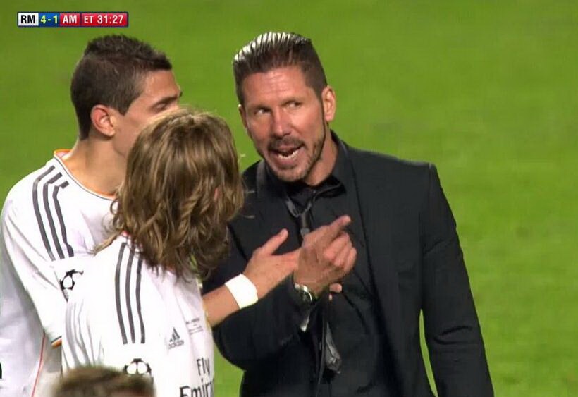 Simeone noi dien voi hanh dong 'tre trau' cua Varane hinh anh