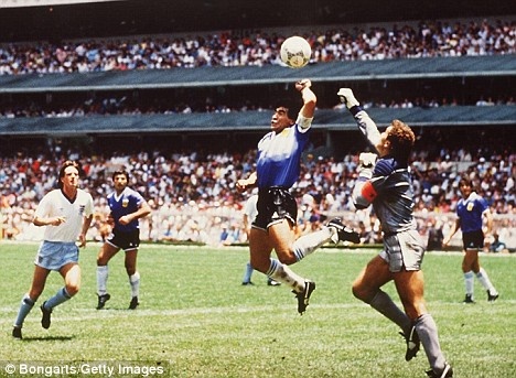 Nhung pha bong gian lan nhat lich su World Cup hinh anh