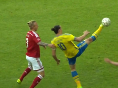 Ibrahimovic lai su dung ky thuat taekwondo tren san bong hinh anh