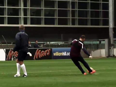 Pha cua long mang thuong hieu cua Rooney hinh anh