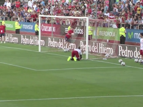 De Gea bat luc truoc pha sut phat cua Cazorla hinh anh