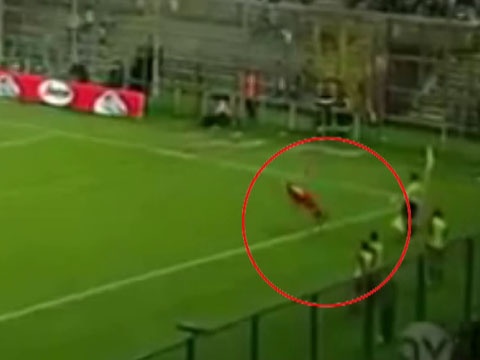 Pha nem bien sieu hai cua cau thu Luxembourg hinh anh