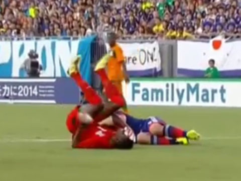 Pha va cham khien thu mon va cau thu do guc tren san hinh anh