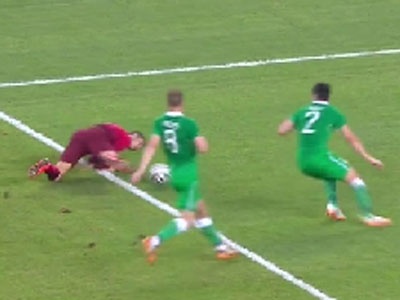 Ronaldo noi nong sau pha truot nga hai huoc hinh anh