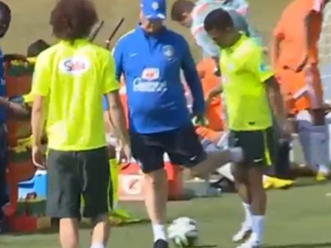 HLV Scolari da trung cho hiem cua Dani Alves hinh anh