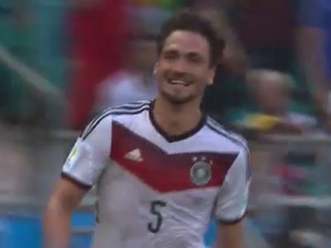 Hummels danh dau dung manh nang ty so len 2-0 hinh anh