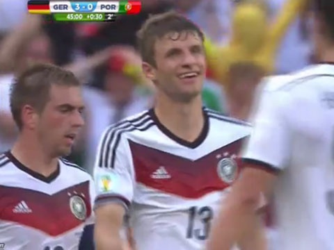 Mueller dut diem nang ty so len 3-0 hinh anh