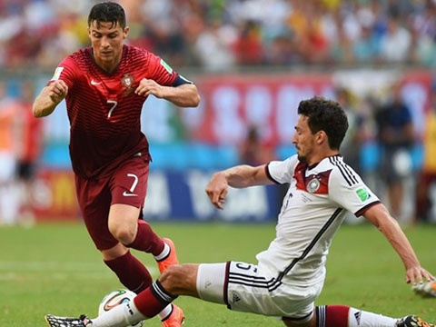 Vui dap Bo Dao Nha 4-0, Duc thang tung bung ngay ra quan hinh anh