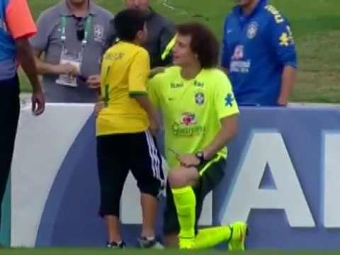 David Luiz coi ao, ky tang fan nhi hinh anh