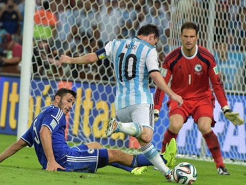 Messi solo an tuong nhat loat dau vong bang World Cup hinh anh