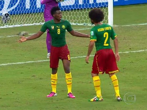 Hai cau thu Cameroon suyt lao vao tan nhau hinh anh