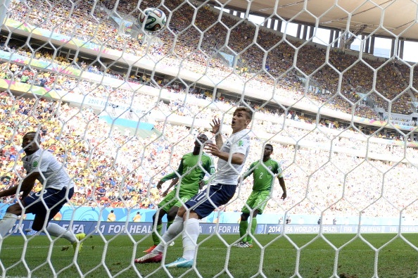 Griezmann gay ap luc khien Yobo phan luoi nha hinh anh