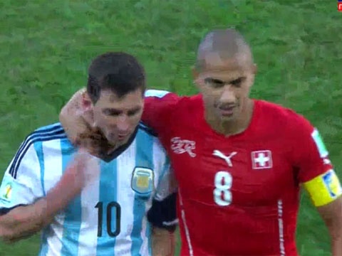 Messi lanh lung khong them khoac vai Inler hinh anh