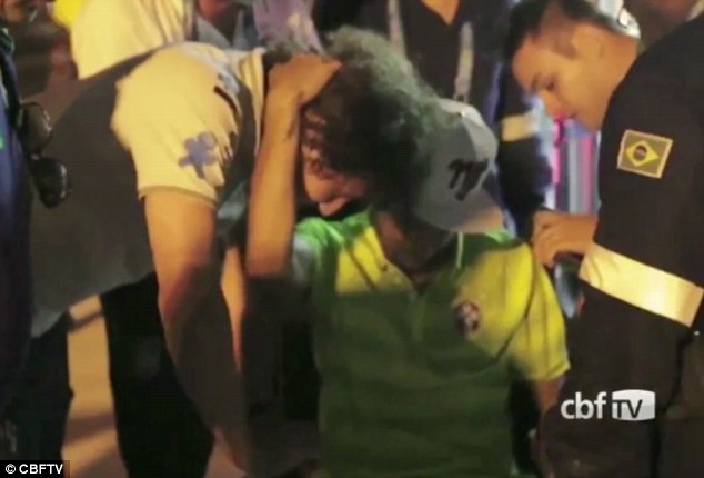 Clip Neymar ngoi xe lan sau khi roi benh vien hinh anh