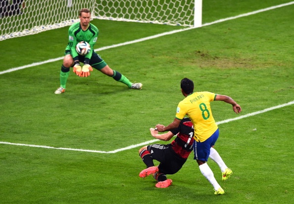 Hai pha can pha xuat than lien tiep cua thu thanh Neuer hinh anh