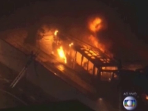 Clip bao dong o Brazil sau tran thua tui ho hinh anh