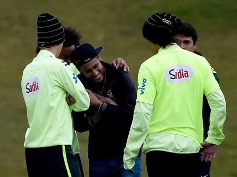 Neymar den dong vien dong doi truoc tran cau voi Ha Lan hinh anh