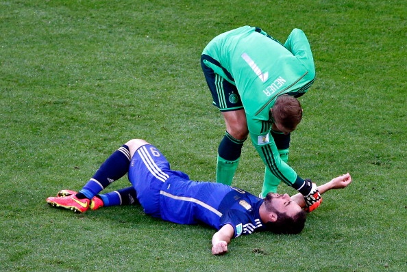 Tinh huong Neuer huych thang dau goi vao mat Higuain hinh anh