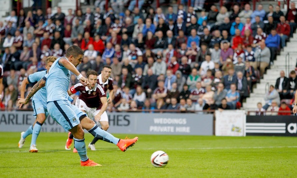 Hearts 1-2 Man City: Chien thang nhoc nhan hinh anh