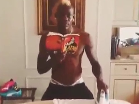 Balotelli tay cam ban la, tay cam sach hinh anh