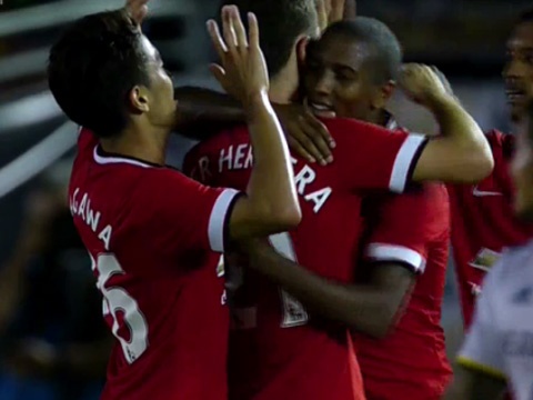 Ashley Young lap cu dup hoan tat chien thang 7-0 cho M.U hinh anh