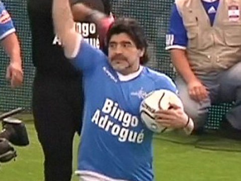 Maradona ghi ban tinh te trong tran dau tu thien hinh anh