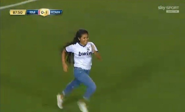 CDV tran xuong san lam nao loan tran dau Real - Roma hinh anh