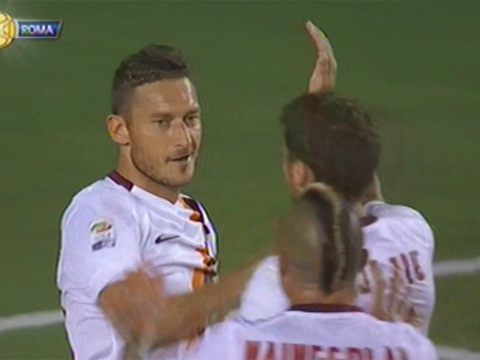 Totti mang ve ban thang mo ty so cho AS Roma hinh anh