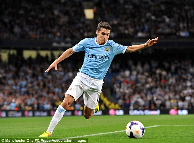 Pha xoay compa dang cap cua Jesus Navas hinh anh