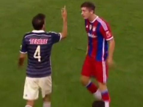 Lewandowski noi khung voi pha vao bong cua doi thu hinh anh