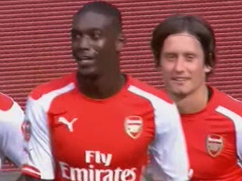 Cu dup chi trong 1 phut cua Sanogo hinh anh