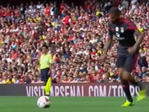 Ky nang sut phat giong het CR7 cua Bebe hinh anh