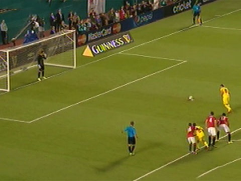 Gerrard binh tinh danh bai De Gea tren cham 11 m hinh anh