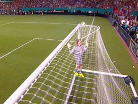 Tinh huong sieu hai suyt dan den ban thang hy huu cua Rooney hinh anh