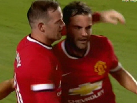 Pha dem bong hoan hao o goc hep cua Rooney hinh anh