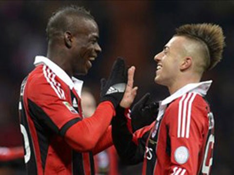 AC Milan 3-0 Chivas: Balotelli lap sieu pham sut phat hinh anh