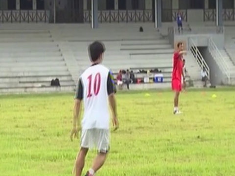 U19 phai tap luyen tren mat san cuc xau hinh anh