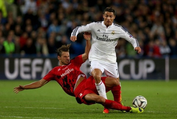 Man chao mua giai moi hoan hao cua Ronaldo truoc Sevilla hinh anh