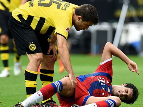 Javi Martinez dinh chan thuong dau goi hinh anh