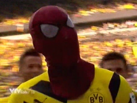 Tien dao Dortmund hoa Spider Man sau khi ghi ban hinh anh