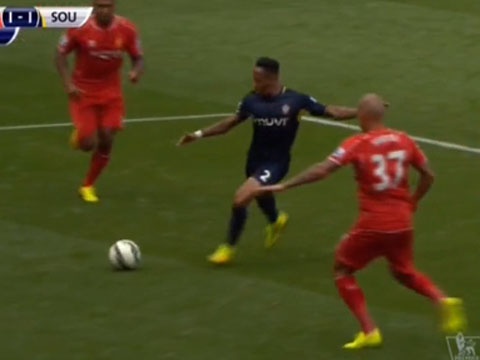 Clyne bat ngo co ban go cho Southampton hinh anh