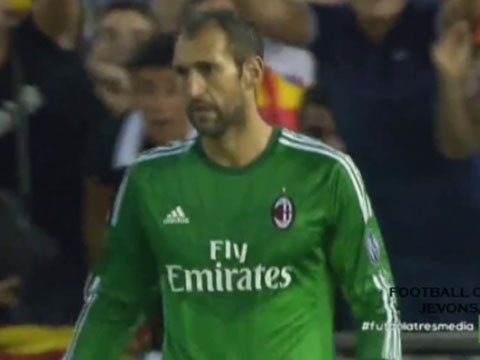 Hai sieu pham trong tran Valencia - AC Milan hinh anh