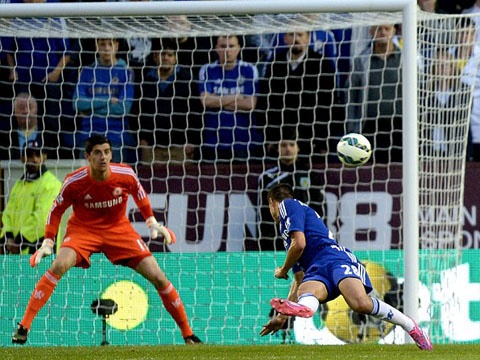 Pha cuu thua tuyet voi cua Courtois hinh anh