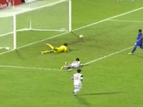 Bong trung cot doc khung thanh U19 Thai Lan hinh anh