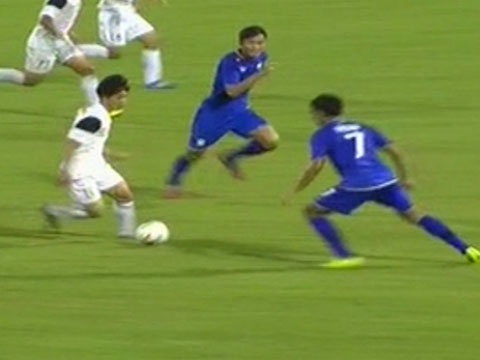 Pha bo bong da nguoi cua Unop voi Cong Phuong hinh anh