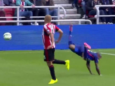 M.U choi be tac, Asley Young lai gio tro an va hinh anh