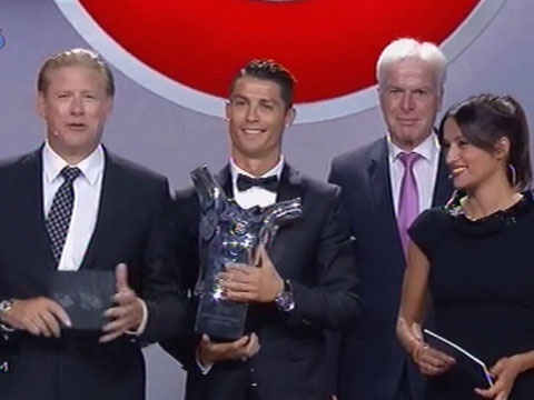 Ronaldo nhan giai thuong Cau thu xuat sac nhat Chau Au hinh anh