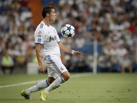 Nhung pha di bong 'dien cuong' cua CR7 o Real Madrid hinh anh