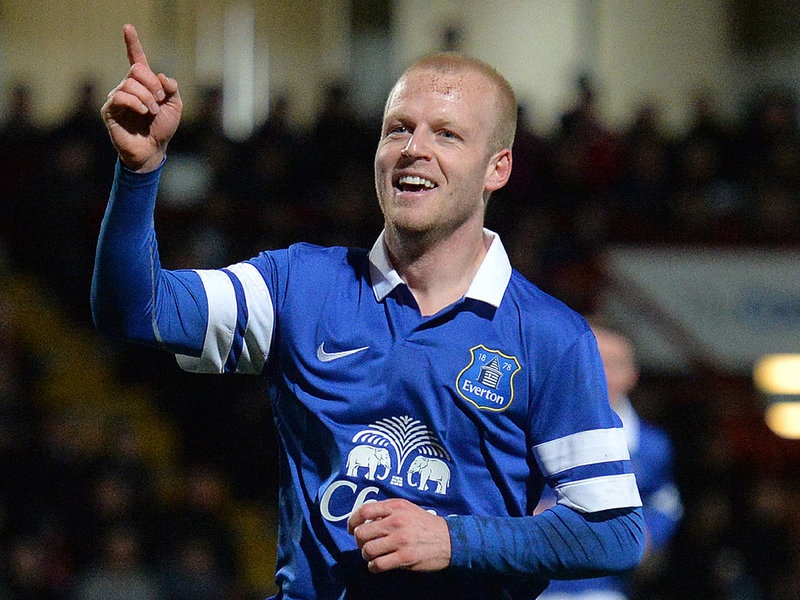 Steven Naismith rut ngan ty so xuong con 2-3 cho Everton hinh anh