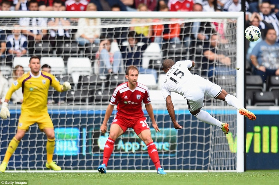 Pha bat volley dep nhat vong 3 Ngoai hang Anh hinh anh